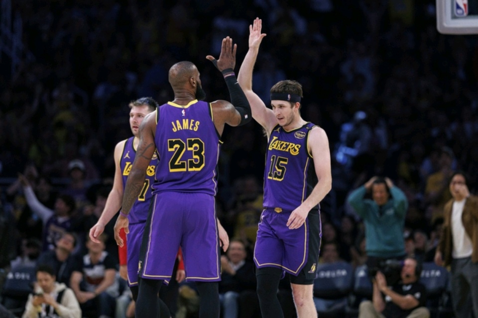 让位！詹姆斯：我们所有人都围绕着东契奇打球