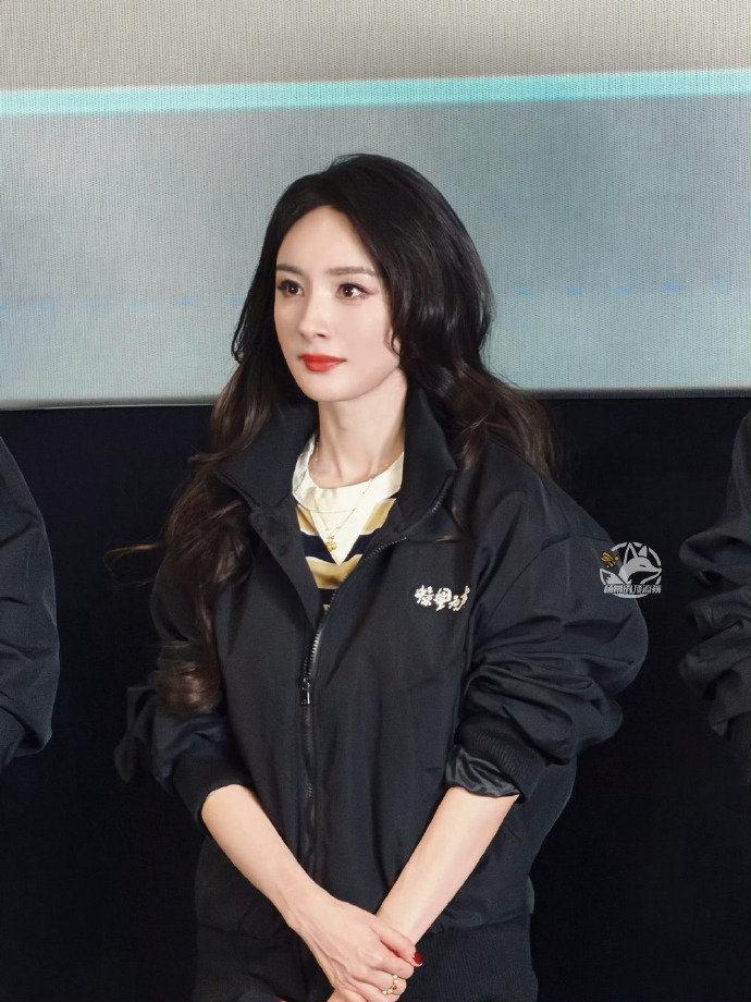 杨幂刘诗诗时隔多年同框宣发,刘诗诗贴心为杨幂递话筒