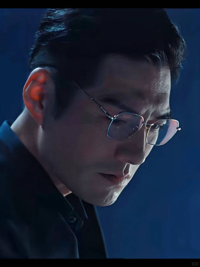 严屹宽首曝法拉利遇法拉利内幕：与张凌赫搭戏火花四溅，AI话题引全网热议