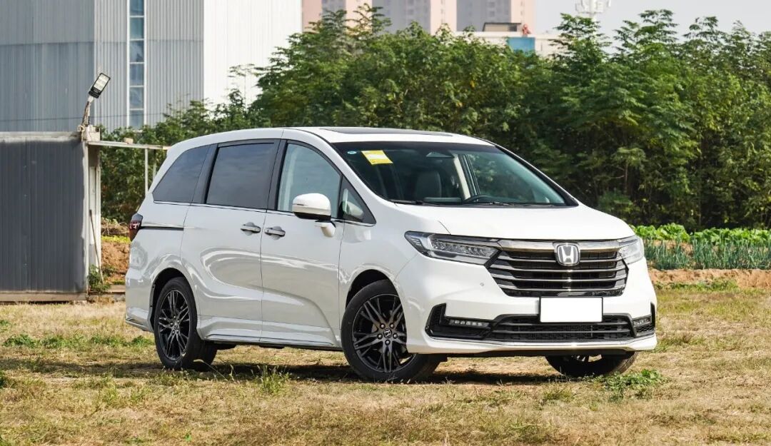 2025年家用MPV怎么选?这三款优缺点全扒透