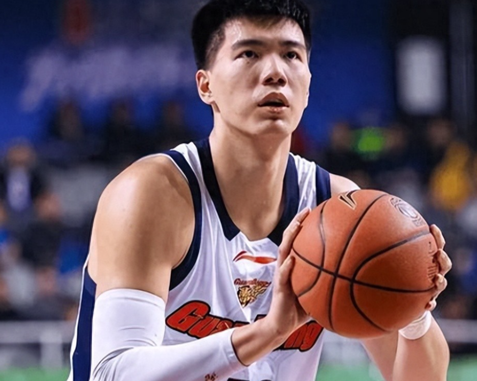 广东3消息！张皓嘉替代崔永熙首发，焦泊乔邹雨宸或互换？杜锋身兼三职？