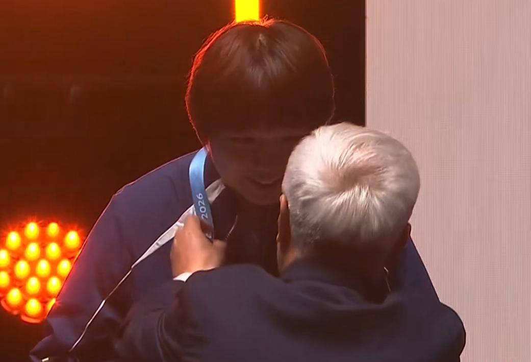 女单颁奖盛况：中国选手包揽前三名，蒯曼主导合影，孙颖莎童趣满满