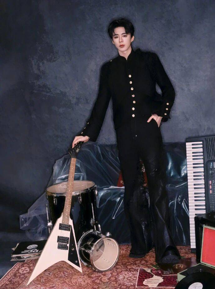 刘宇宁风格转场封神：硬朗夹克+皮拼牛仔，摇滚型男的利落锐感才是王炸