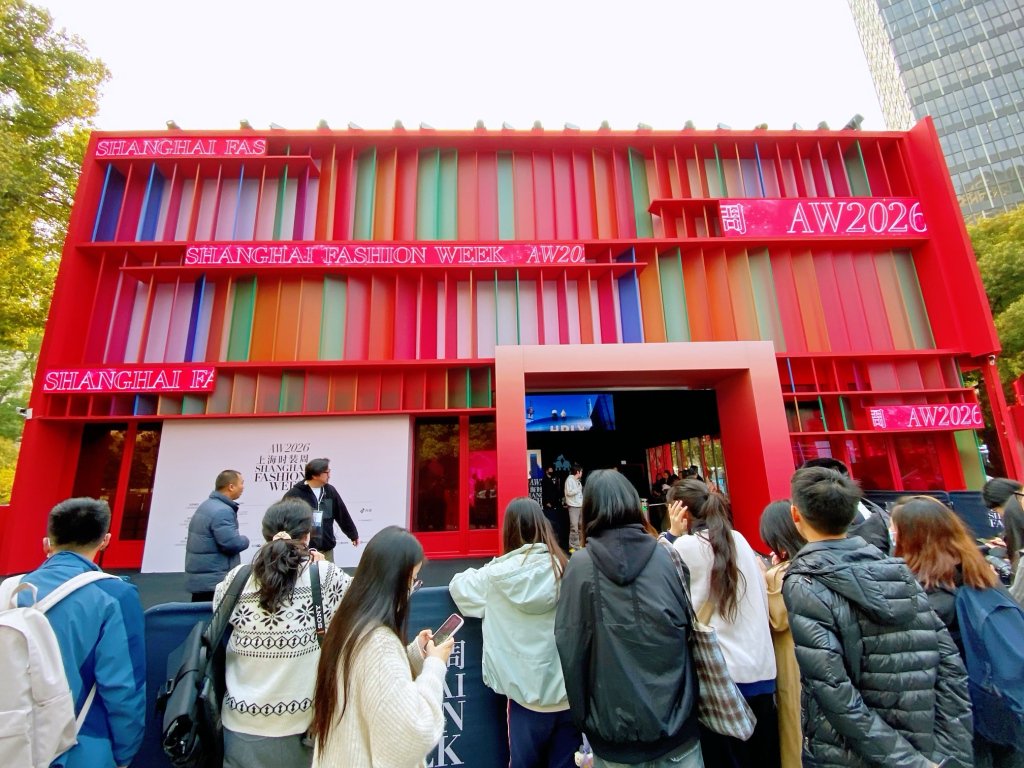 新天地红庭秀场外围观的人群。本文图片均为 澎湃新闻记者 俞凯 图