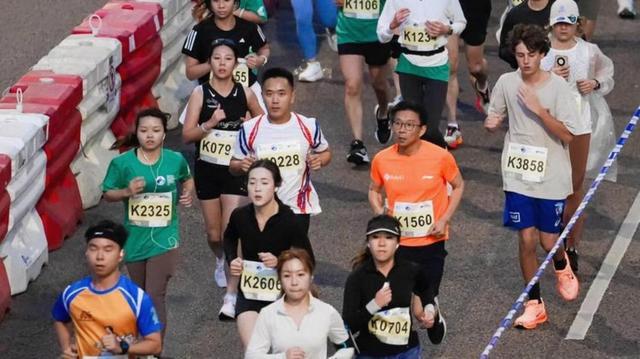 吕良伟马拉松后遭周润发调侃:冻龄秘诀究竟是什么?