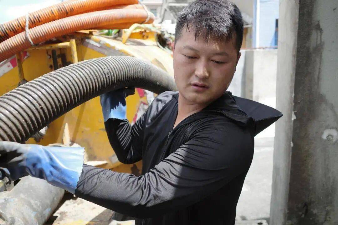 那个上班开粪车下班开奔驰的小伙，今天结婚了_潘浩男_工作时_行业