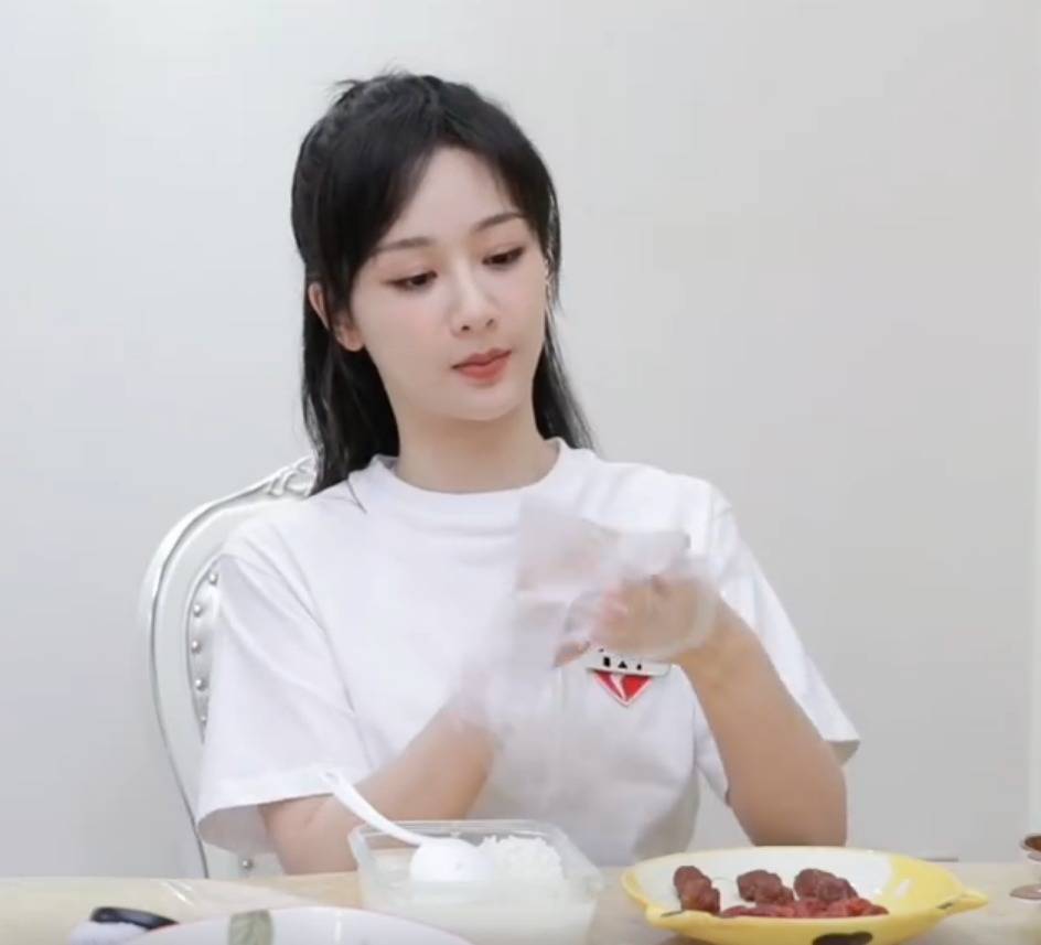 杨紫浙江学包粽子，糯米漏满桌急哭，网友:比我妈包的还惨 - 360娱乐