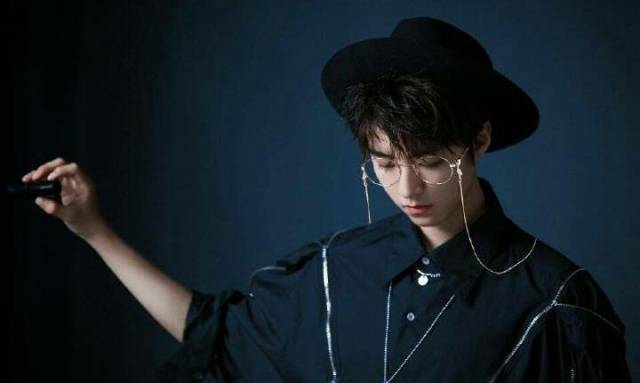 王俊凯成功拿到最受欢迎男主角的奖项,不过过程比较艰难