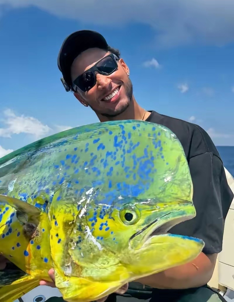 不打球还能抢热度，西蒙斯晒钓鱼战果，脸上笑容根本挡不住