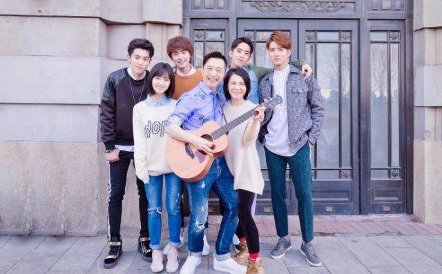 庾澄庆17年后再唱《情非得已》,沈月王鹤棣没听完就偷偷牵手了