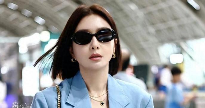 46岁秦岚剪了波波头带火了一种新穿法：西装+乐福鞋，时髦又洋气