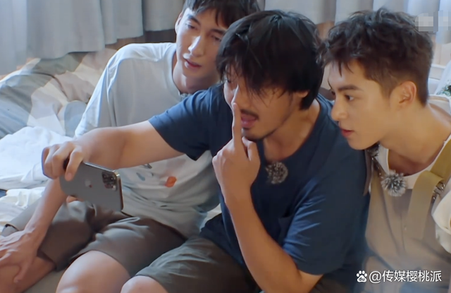 王传君首带女儿出镜,王鹤棣变怪叔叔吓懵孩子,连忙向齐溪道歉