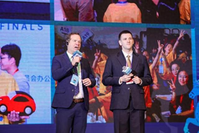 伍淡然和亚当·福斯特在讲述中原大地的变迁与发展。主办方供图