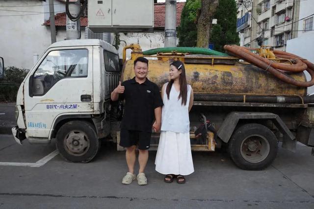 上班开清粪车下班开奔驰，一天装载10车左右，每车300元