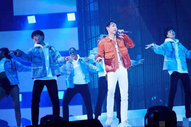 王俊凯参加一个盛典因一个细节成功出圈,网友:好有梗一男的