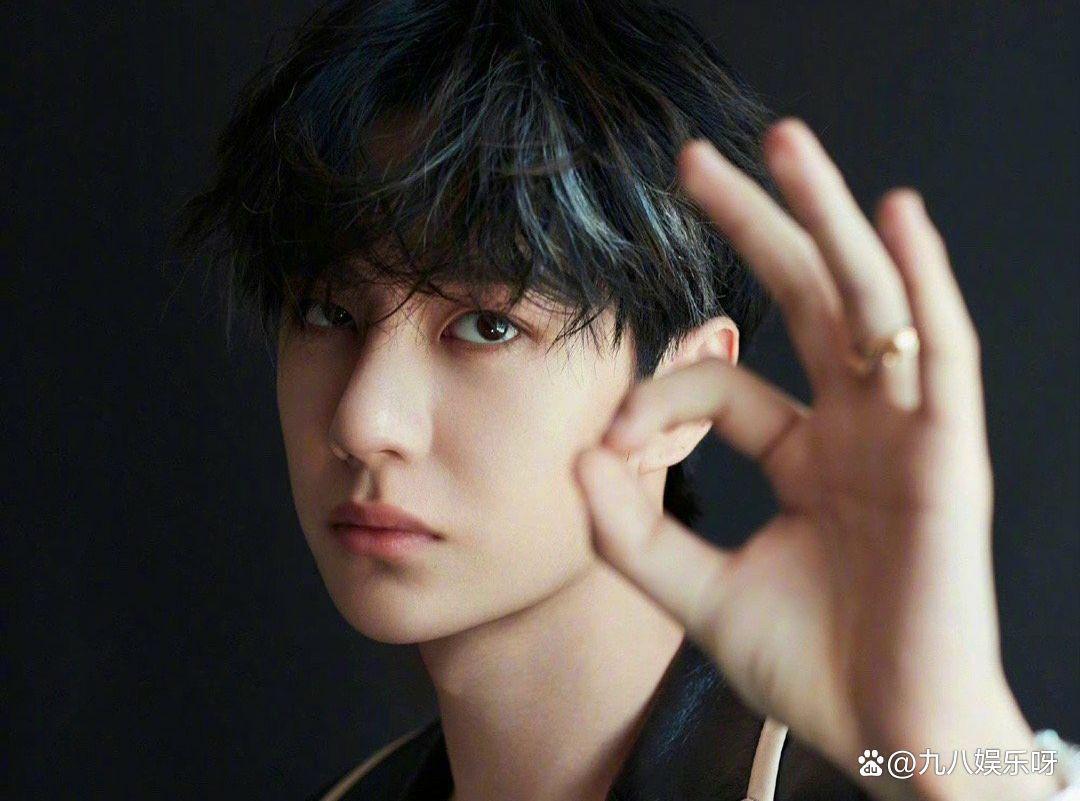 王一博与乐华续约,一人撑起半壁江山,粉丝喊话:糊涂