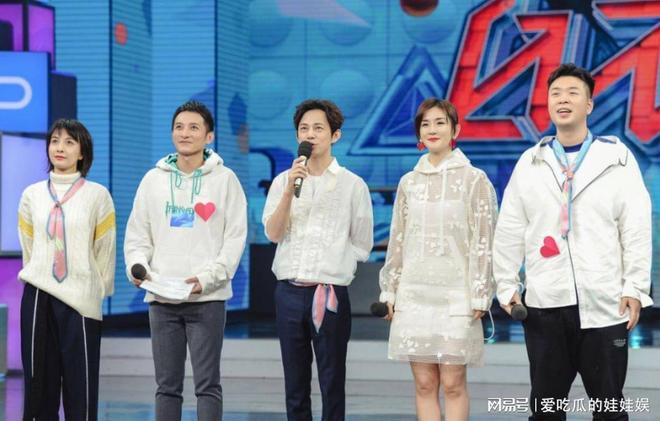 谢娜何炅再合体，谢娜晒出背影合照，可惜快乐家族难聚首