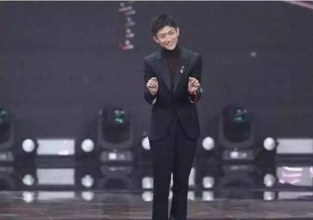 TFboys微博之夜现场学“山式比心”, 呆呆的王源和千玺太可爱了, 王俊凯最熟练