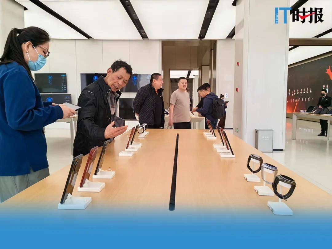 独家:华为Pura70现货已到!经销商打款备货,门店盲订可选三款机型