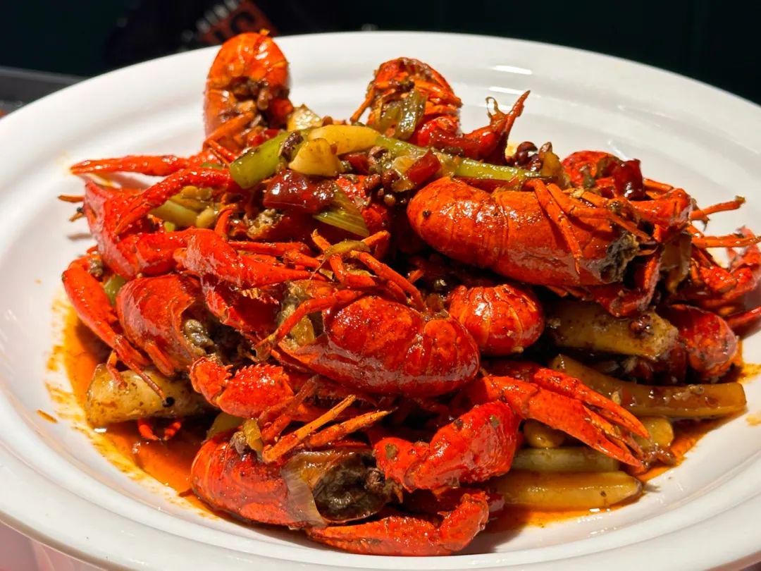 坐着地铁去撮“好七滴罩不住”的小龙虾!