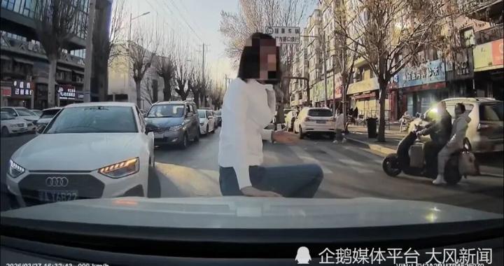 因车辆难以左转，女子从奥迪副驾下车拦对向直行车辆，还坐上对方引擎盖