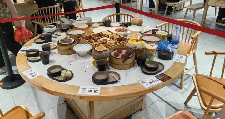 范丞丞、郑恺、沙溢…一桌明星剩饭贴名牌，被餐厅保留下来“网红打卡”？网友怒批：留着发臭发霉？