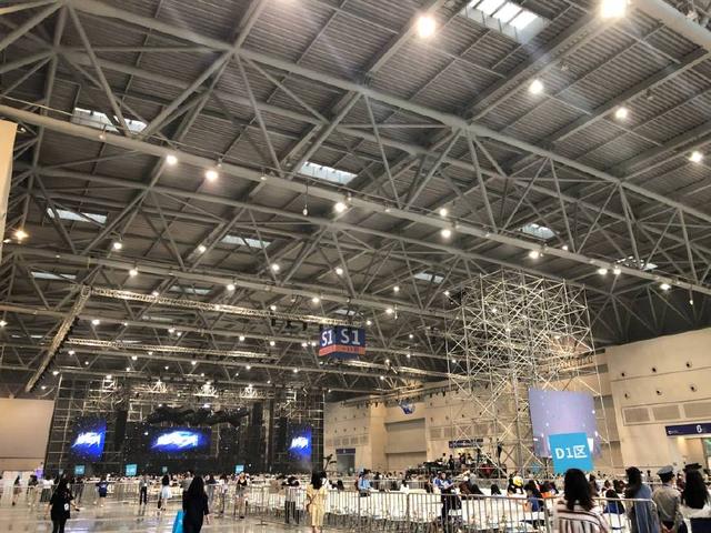 王俊凯生日会场馆为粉丝准备了5件礼物,件件都很有意义很暖心!