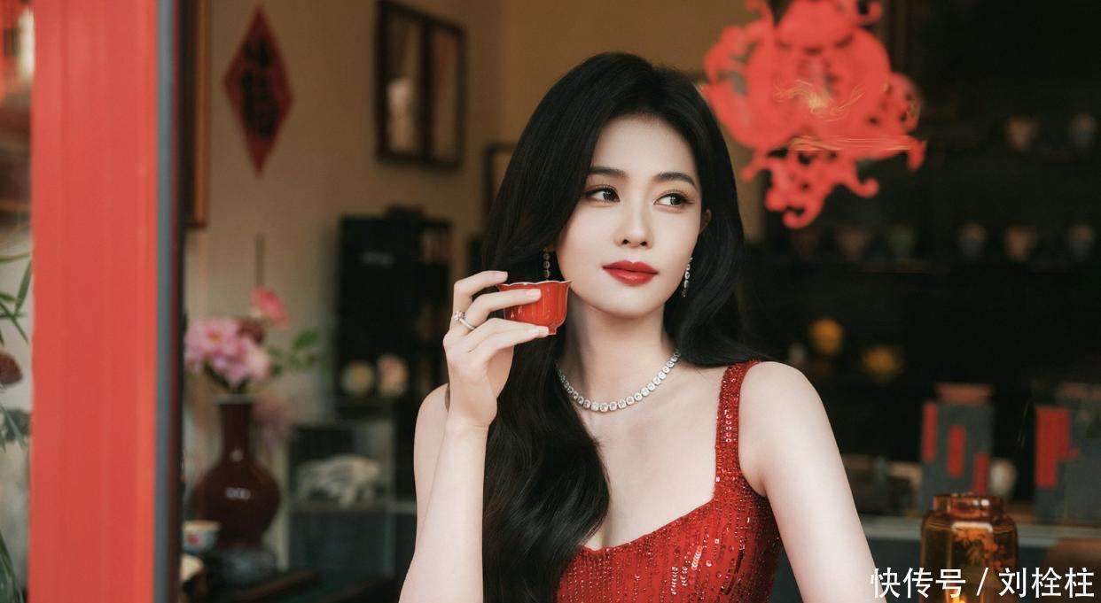 红裙封神！白鹿2026央视春晚造型曝光，中式明艳感拉满