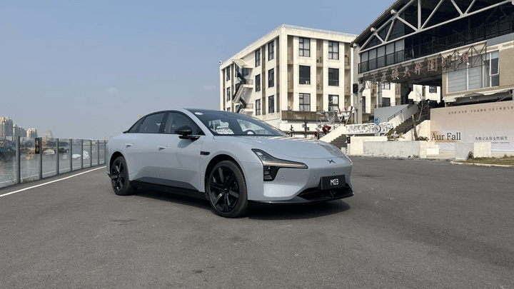 更懂年轻人的“智能轿跑”:2026款小鹏MONA M03试驾