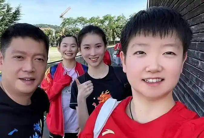 孙颖莎团队巨变，三名陪练正式离队，何卓佳坚守助力冲刺奥运
