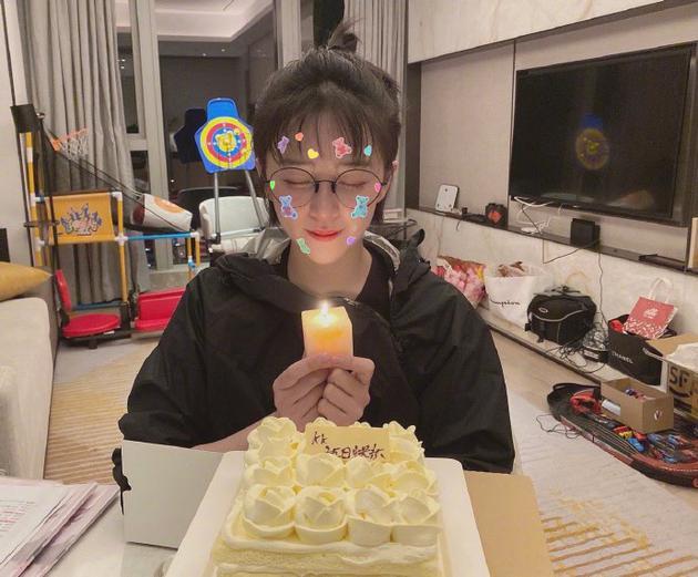 愿望呢?阚清子生日晒照闭眼许愿超可爱