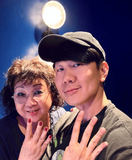 林俊杰晒44岁庆生照 与妈妈同框出镜