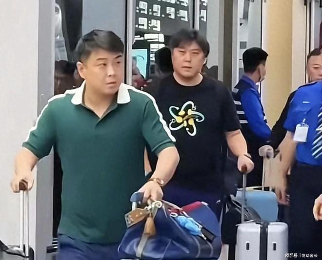 国乒教练组带队冲冠，孙颖莎穿搭好酷，王曼昱和王楚钦笑的很开心