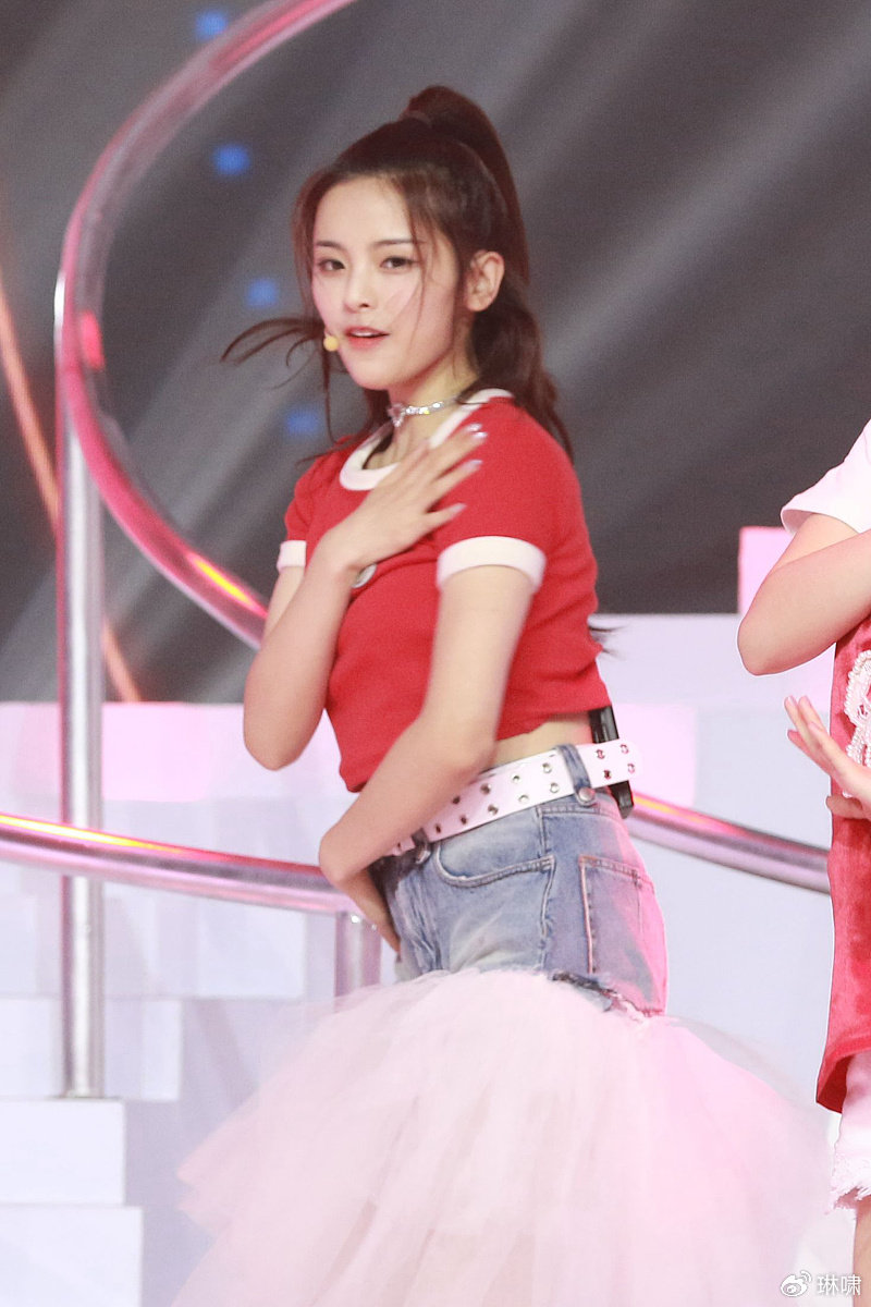 杨超越巴黎时装周暗黑造型封神:从甜妹到时尚icon的华丽转身