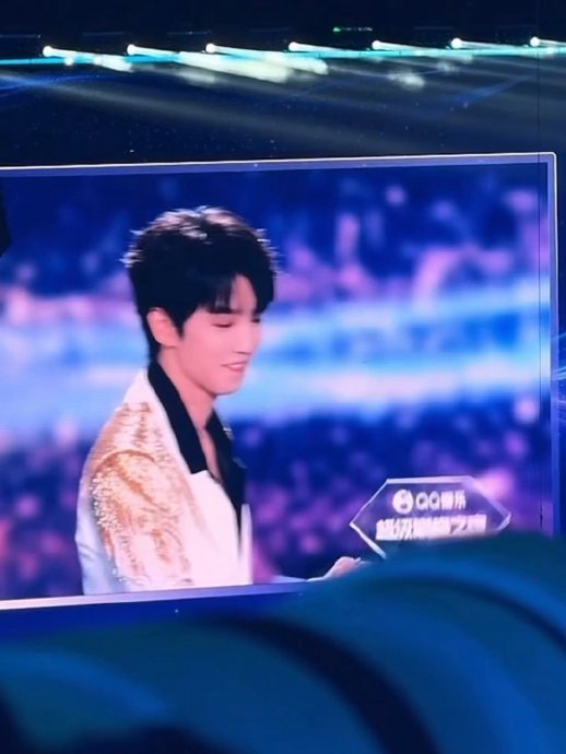 王俊凯回应拿错奖杯了 可爱瞬间成热议焦点