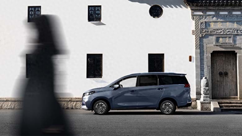 不折不扣的MPV“奶爸车”!续航1000km,从17.38万降到8万多