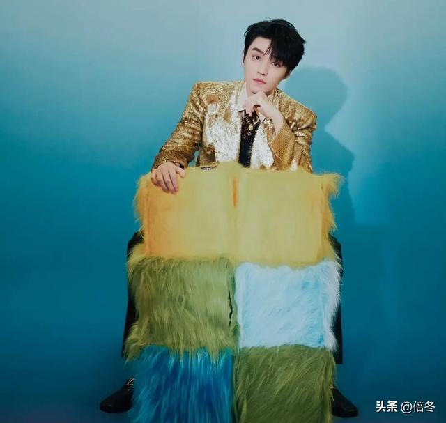 QQ音乐巅峰之夜红毯!王俊凯鞠婧祎造型封神_倍冬