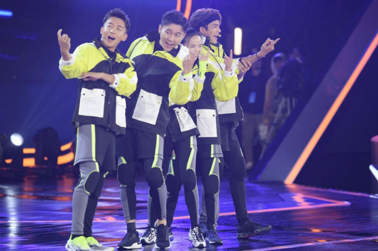 跑男团“踢馆” 黄景瑜李晨展开撕名牌大战