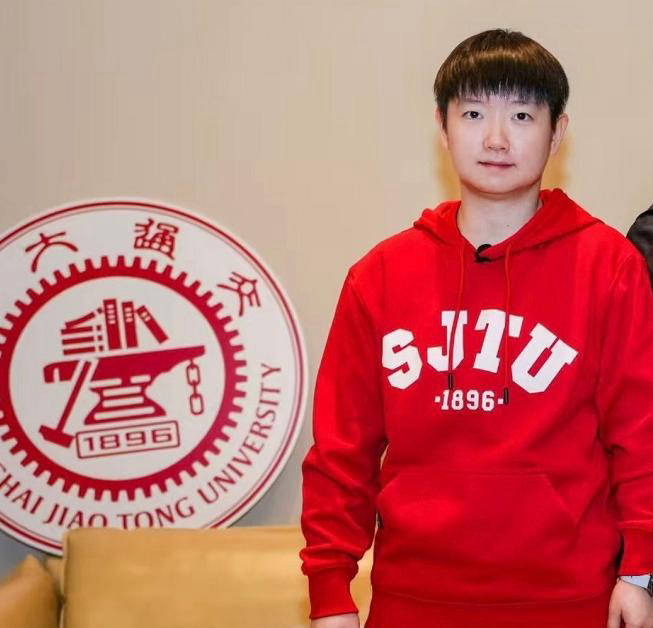 孙颖莎退赛后首度现身母校，状态恢复良好引关注