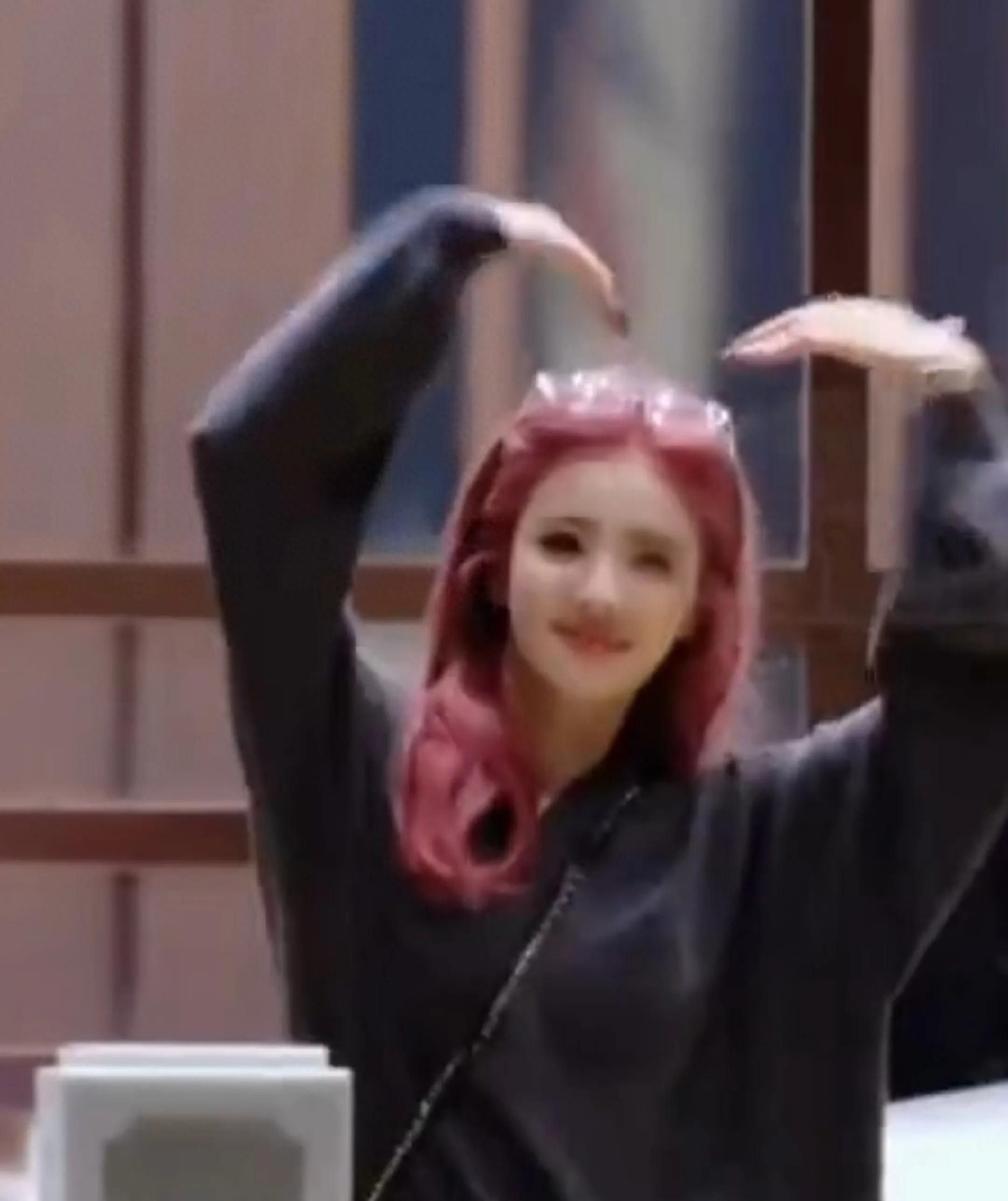 白鹿机场给网友跳舞饭撒，这是她与粉丝8年里的情感！