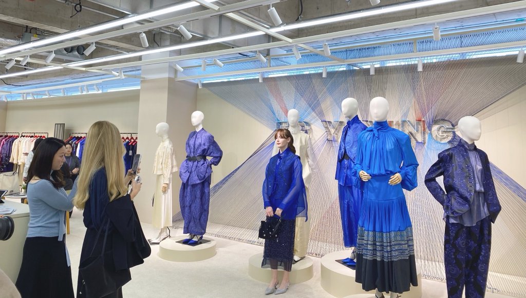 EP YAYING雅莹尝试秀展联动，在时装周MODE展首度向全球买手开放新品预览。