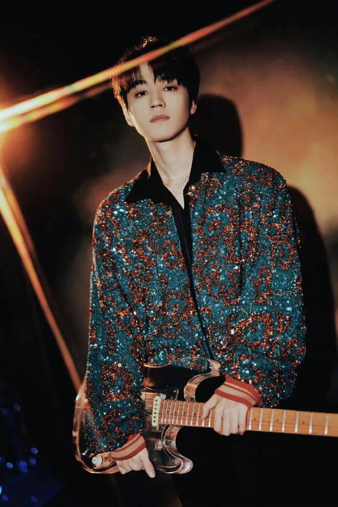 王俊凯巅峰之夜造型全览：以歌为序，三套 look 解锁多面少年锋芒