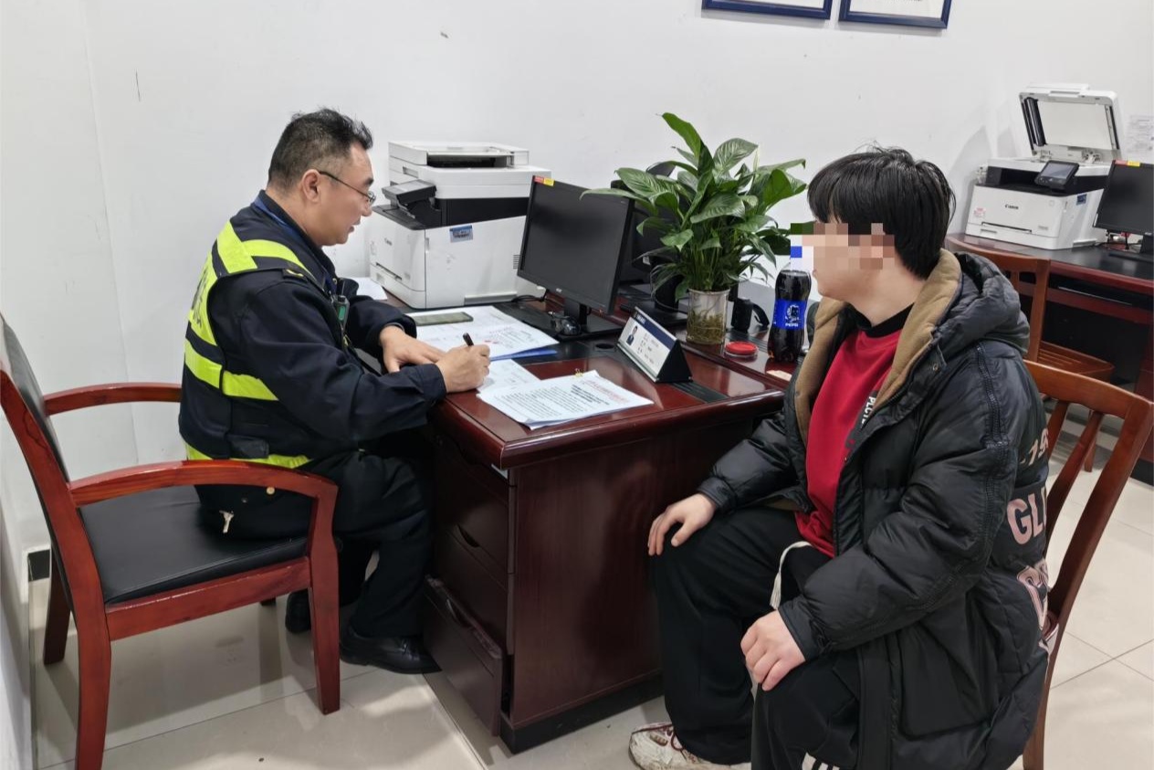 网约车司机半路加价甩客 交通执法人员快速处置