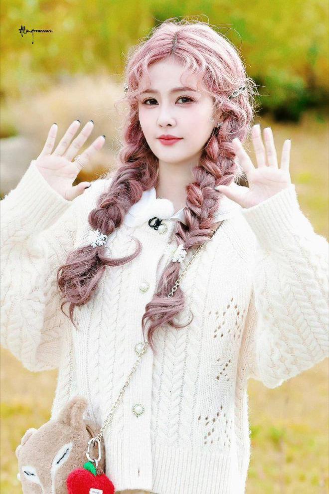 被白鹿樱花粉羊毛卷造型美到了！穿白色毛衣搭碎花裙的卷发洋娃娃