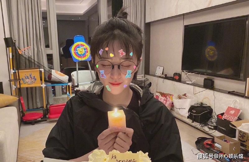 阚清子生日到来,发文庆生闭眼许愿,网友:快把愿望说出来