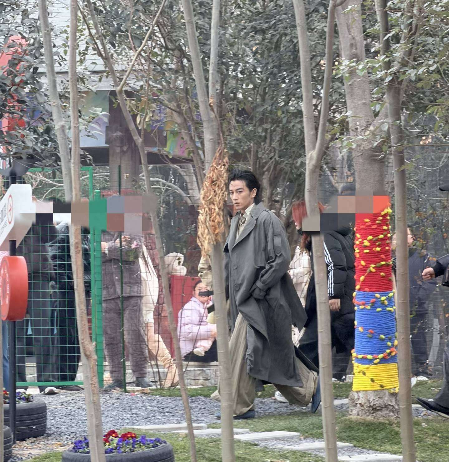 陈晓回合肥拍摄杂志，生图镜头下依然很帅，就是瘦的有点脱相了