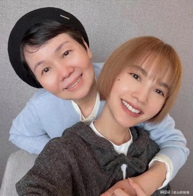 42岁杨丞琳与69岁妈妈同框似姐妹！笑起来嘴角弧度都一样