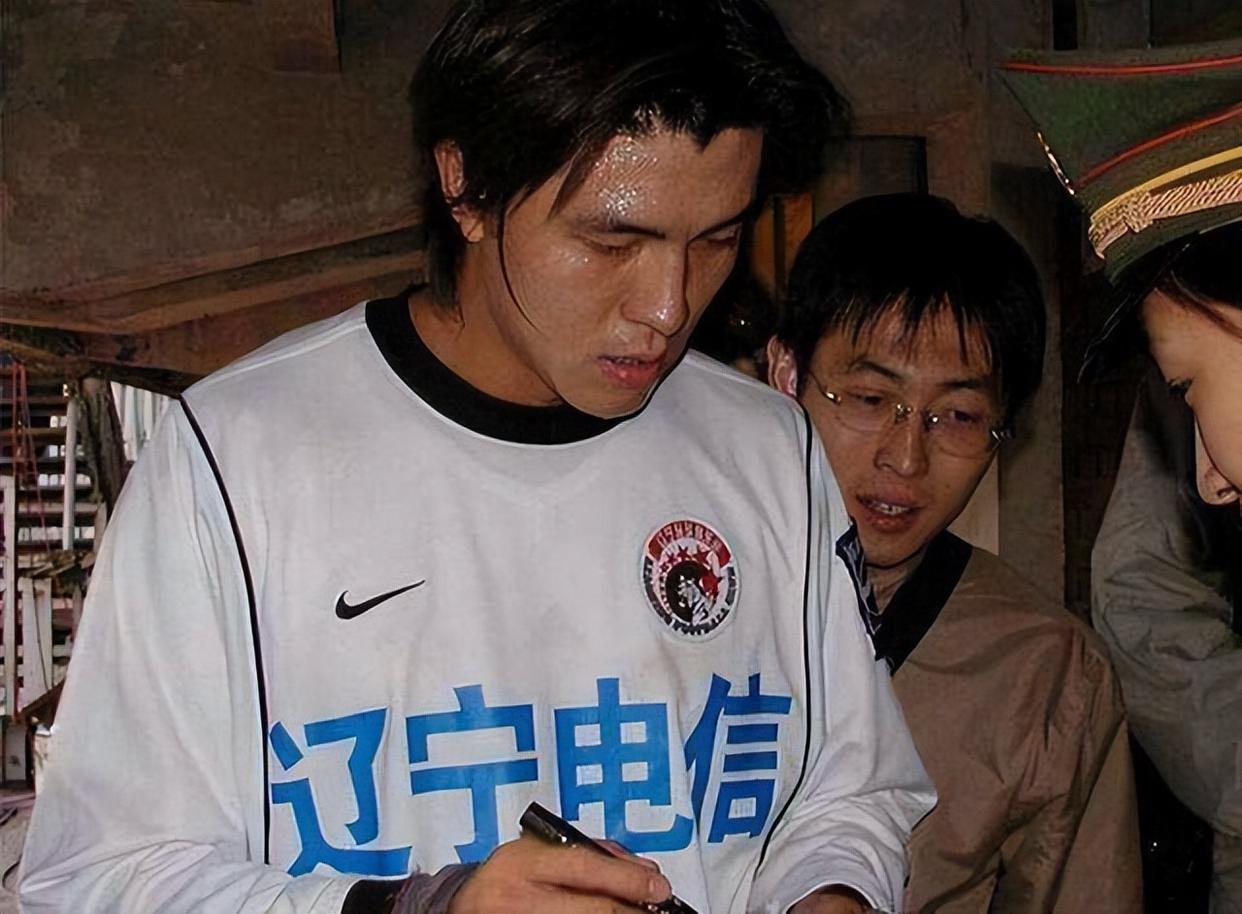 张玉宁:曾是国足头号射手,与空姐离婚,独自养儿子,45岁仍单身