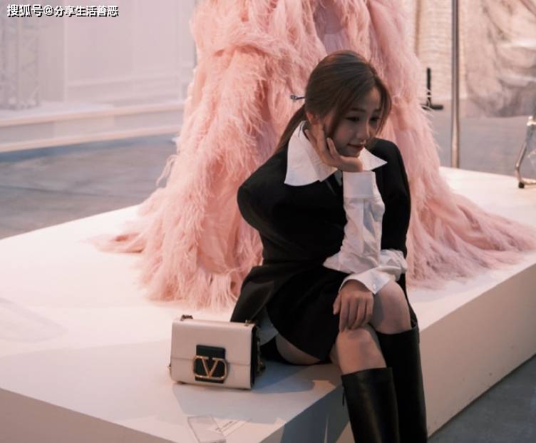 虞书欣不愧是真正的靓姐，白色衬衣搭配黑色西服尽显青春！