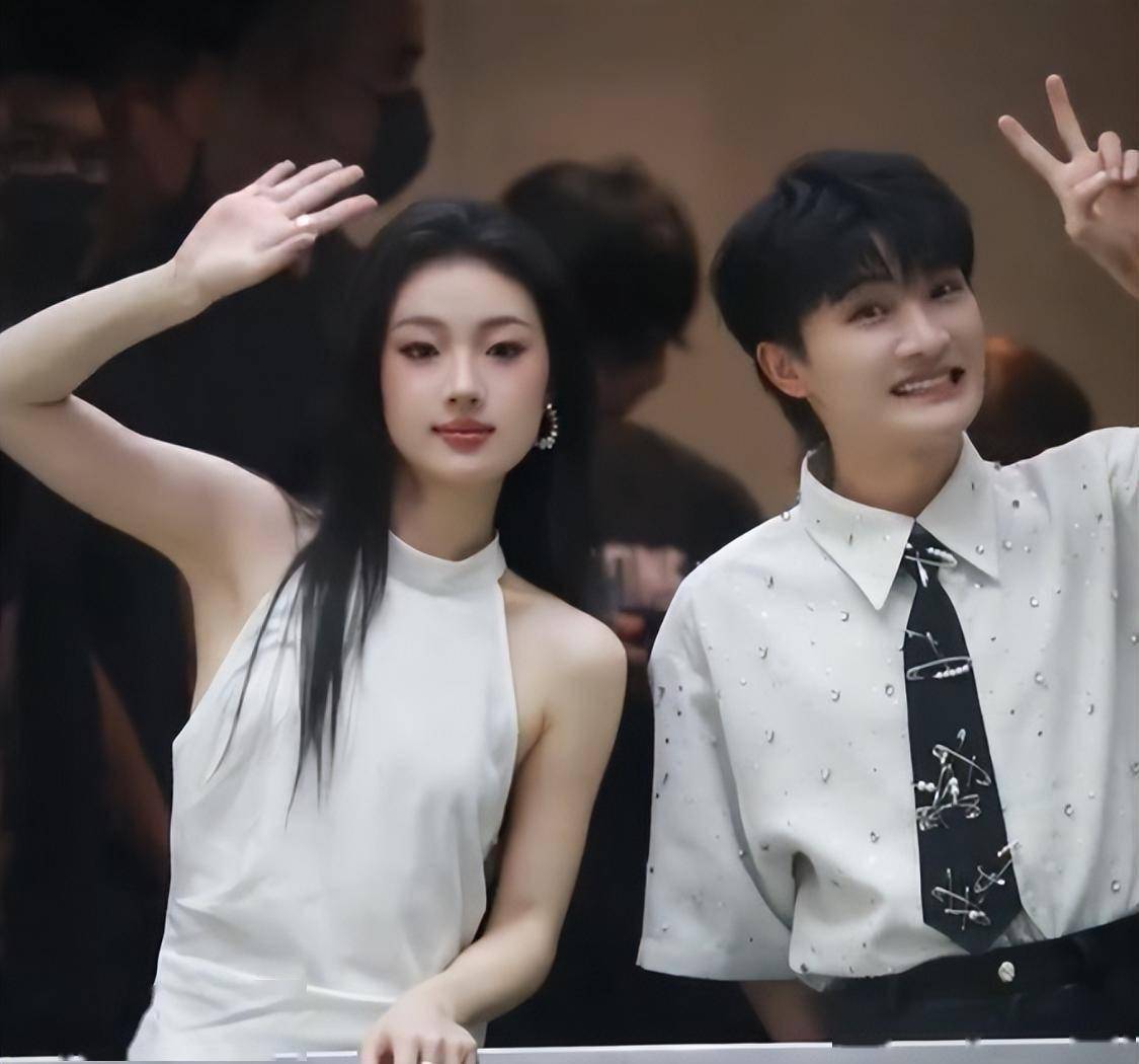 周深清唱《在水一方》封神！无伴奏开口即天籁，全网跪求完整版